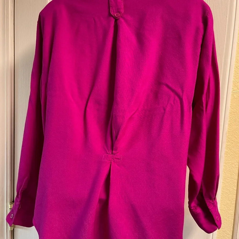 3/$30! ❤️Vintage 80s! Fuchsia, rayon blouse.  Great condition. M